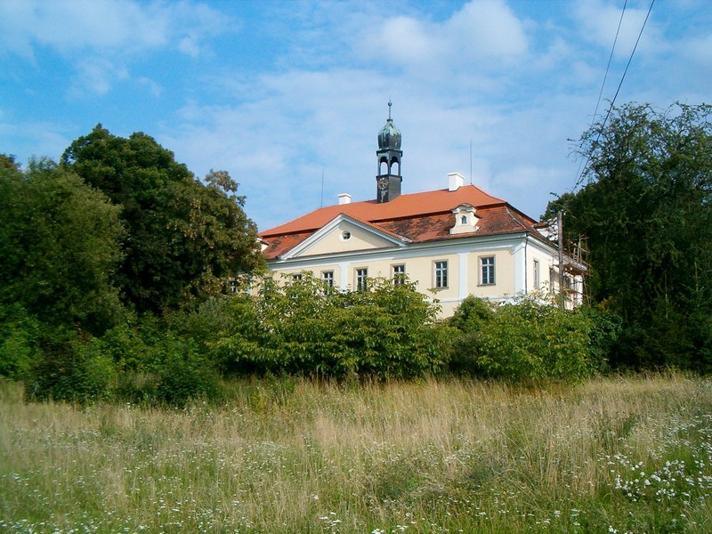 zámeček v Domousnicích